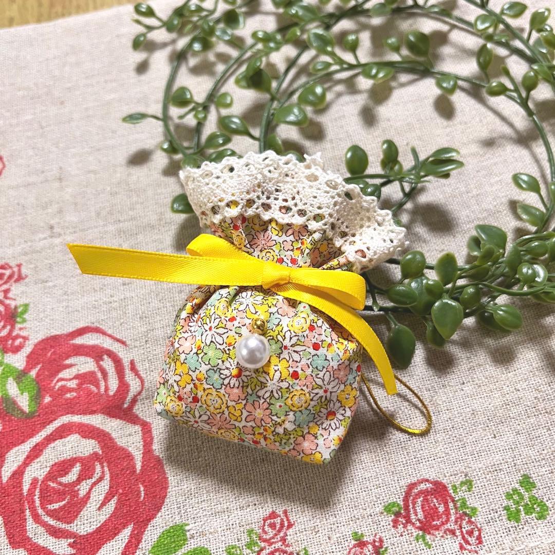 No.2302-29 ミニストラップサシェ（香り袋）春の小花柄＊パール ⑨