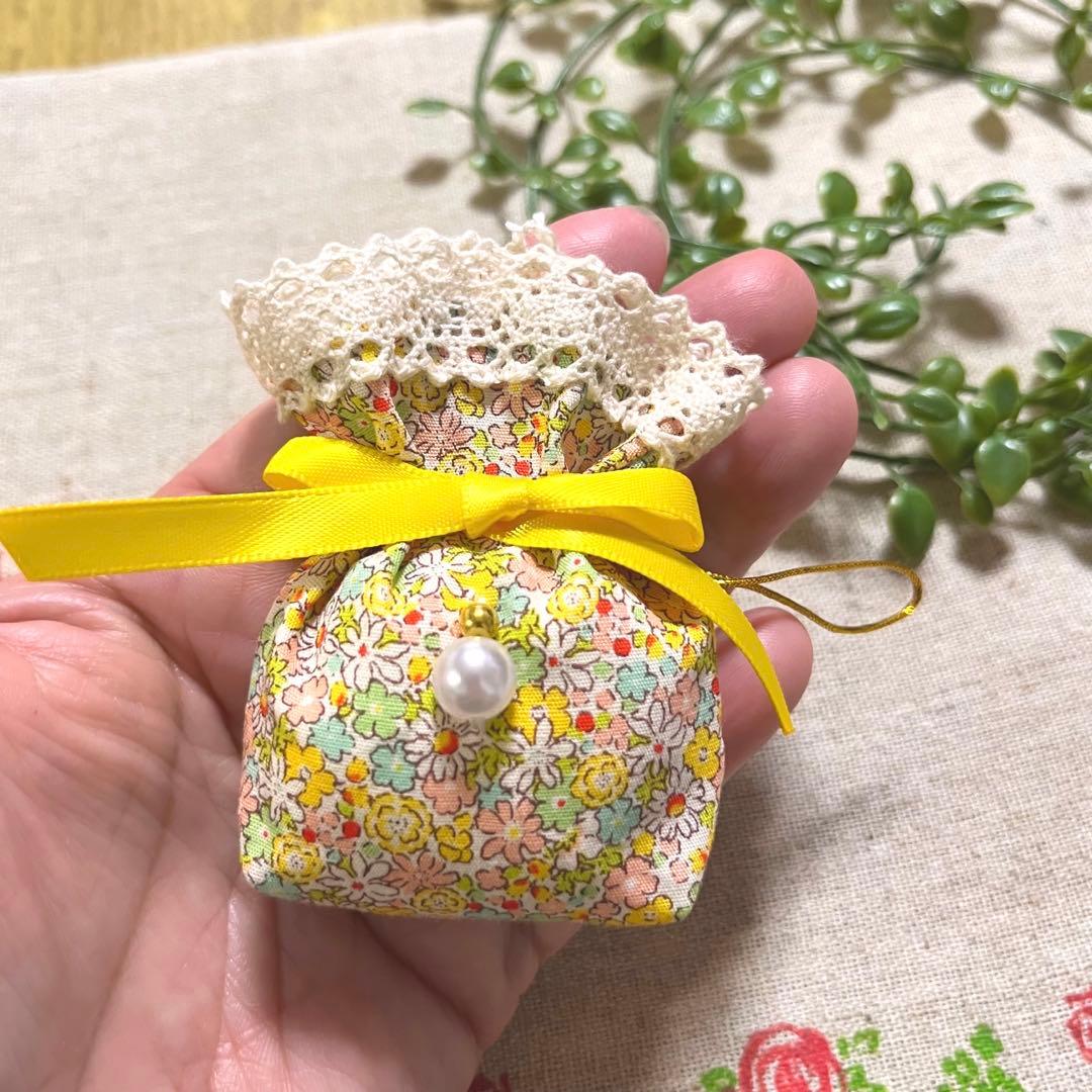 No.2302-29 ミニストラップサシェ（香り袋）春の小花柄＊パール ⑨