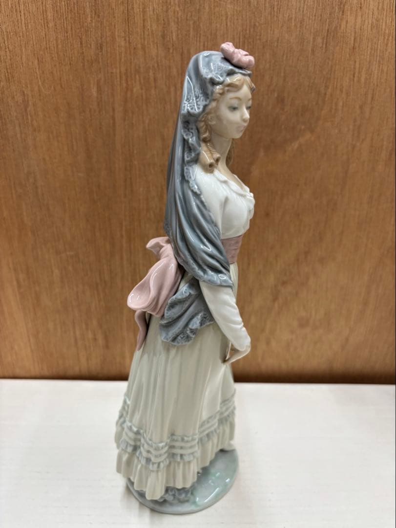 リアドロ ドレス レディ フィギュア 1個