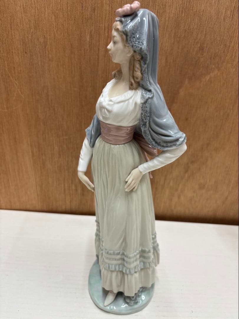 リアドロ ドレス レディ フィギュア 1個