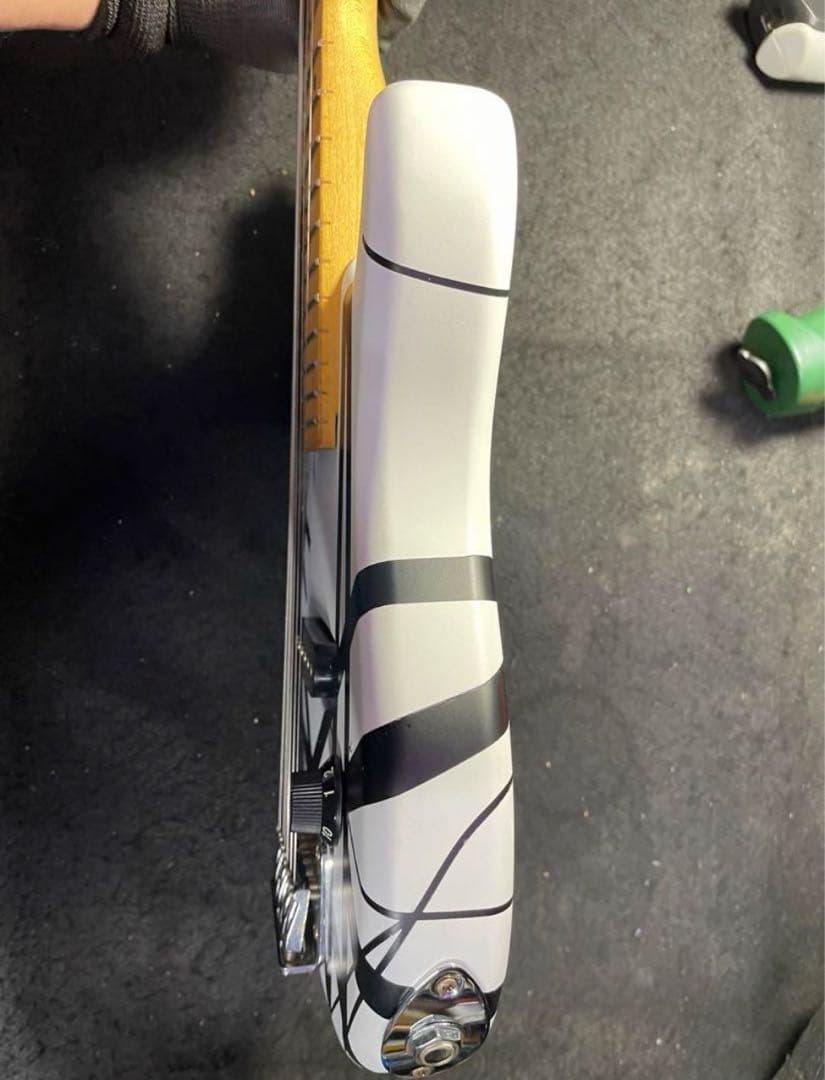 格安放出！photogenicのミニギターを白黒フランケンver！