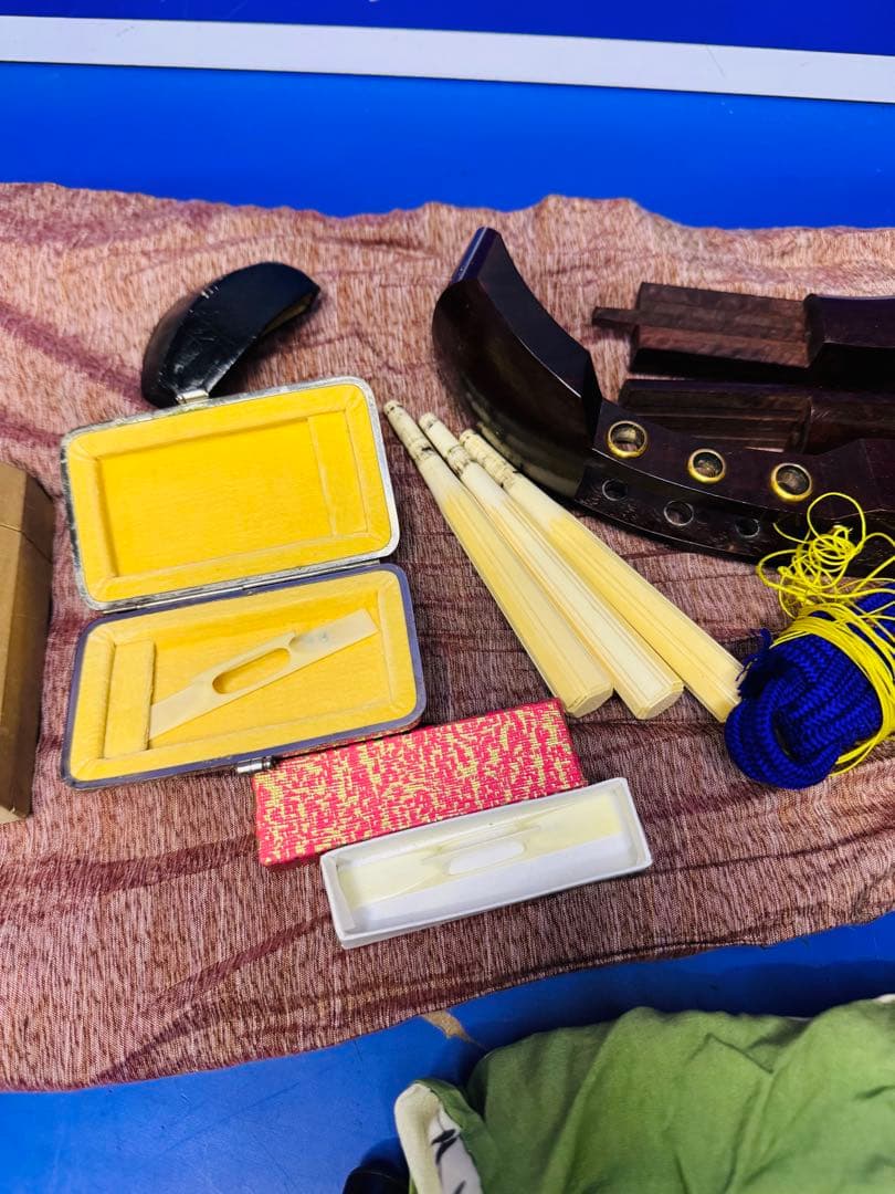 高級三味線 紫檀 天然素材 子持ち綾杉胴 一本溝 金ホゾ 細棹 猫皮 和楽器