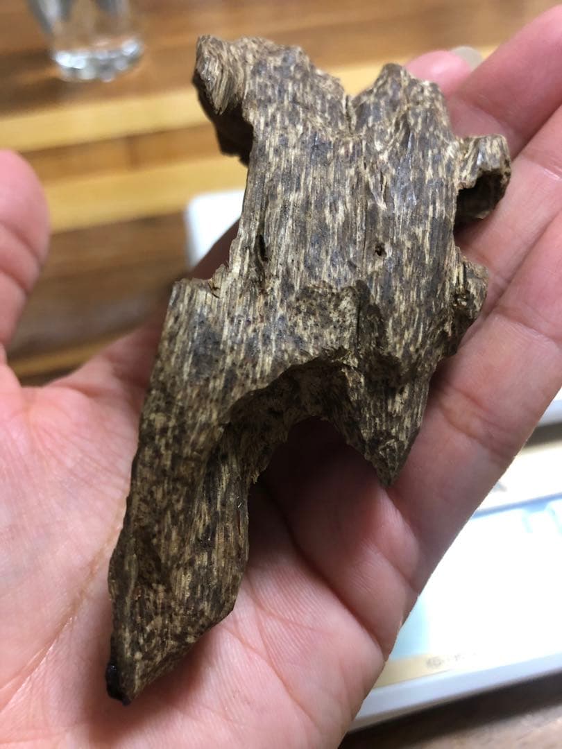 ベトナム産高品質沈香伽羅14.5g香木水に沈みます。