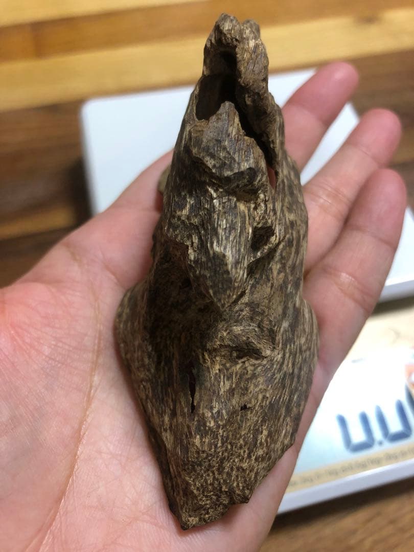 ベトナム産高品質沈香伽羅14.5g香木水に沈みます。