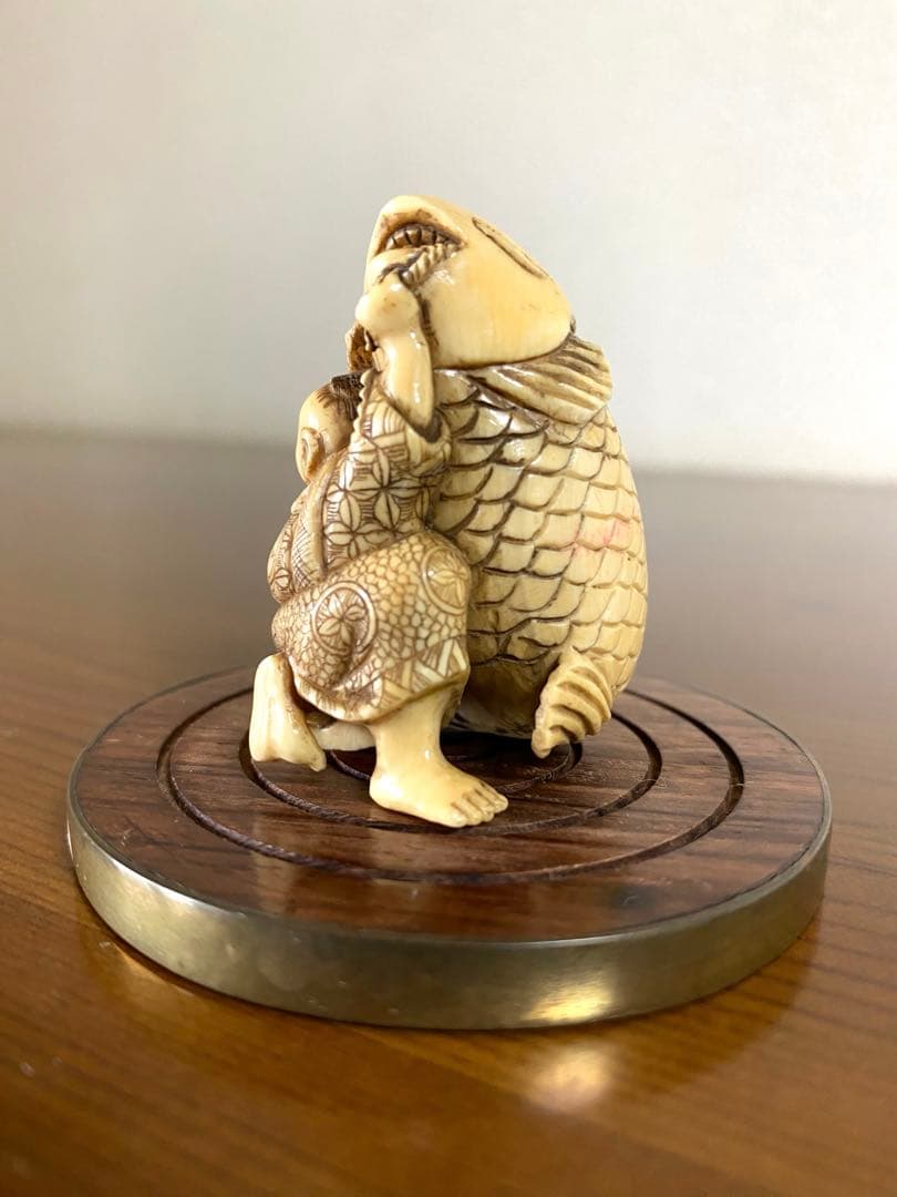 童子と鯉の根付けです。