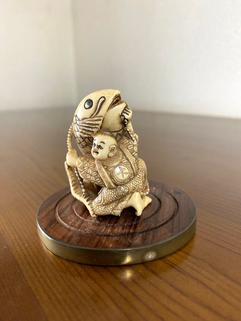 童子と鯉の根付けです。