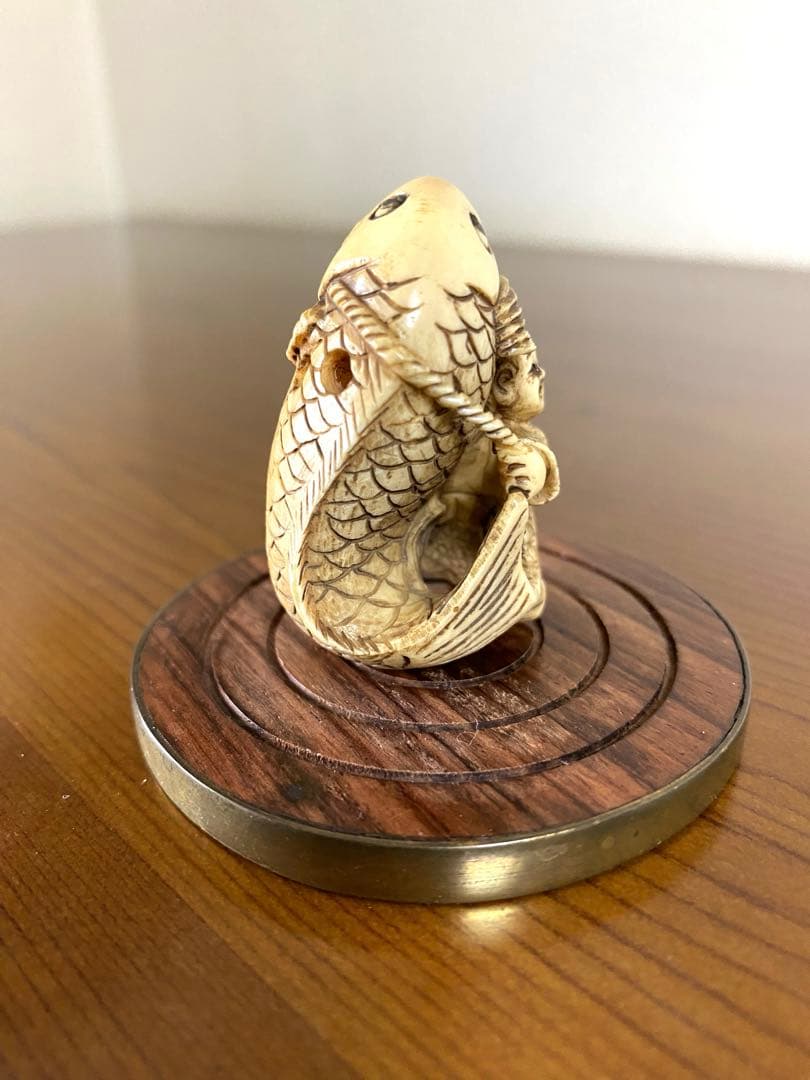 童子と鯉の根付けです。