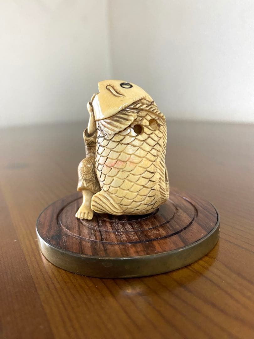 童子と鯉の根付けです。