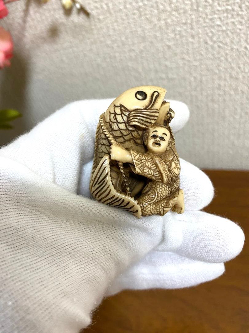 童子と鯉の根付けです。
