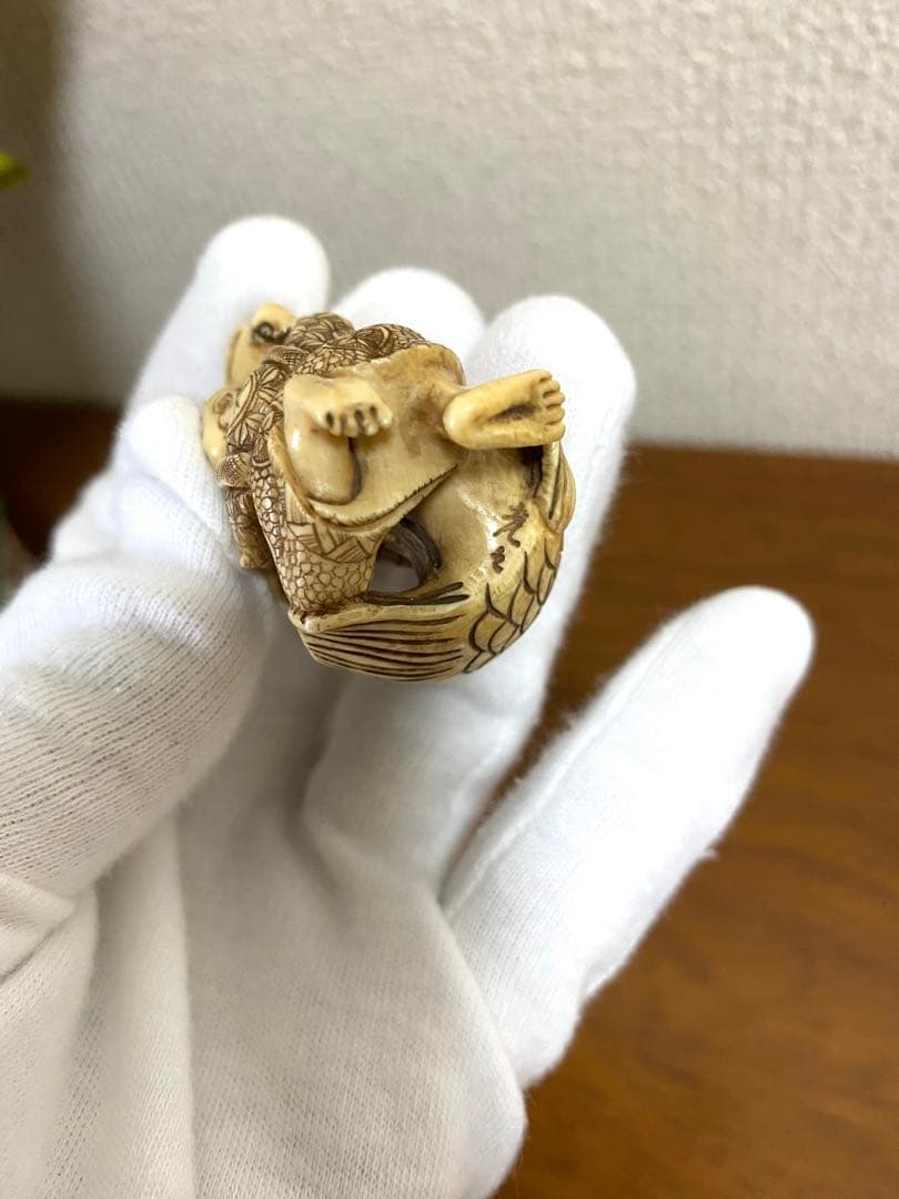 童子と鯉の根付けです。