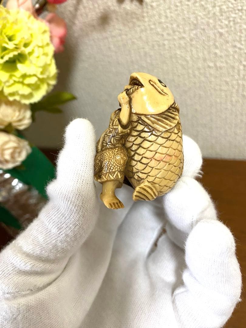 童子と鯉の根付けです。