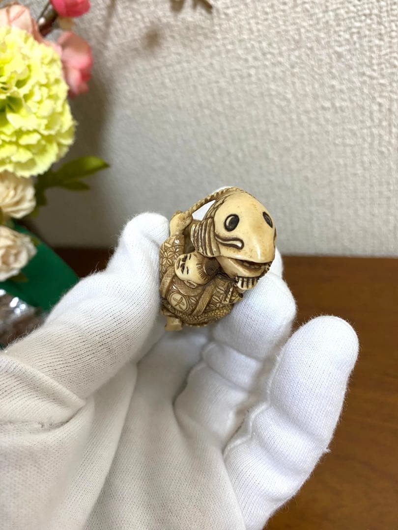 童子と鯉の根付けです。