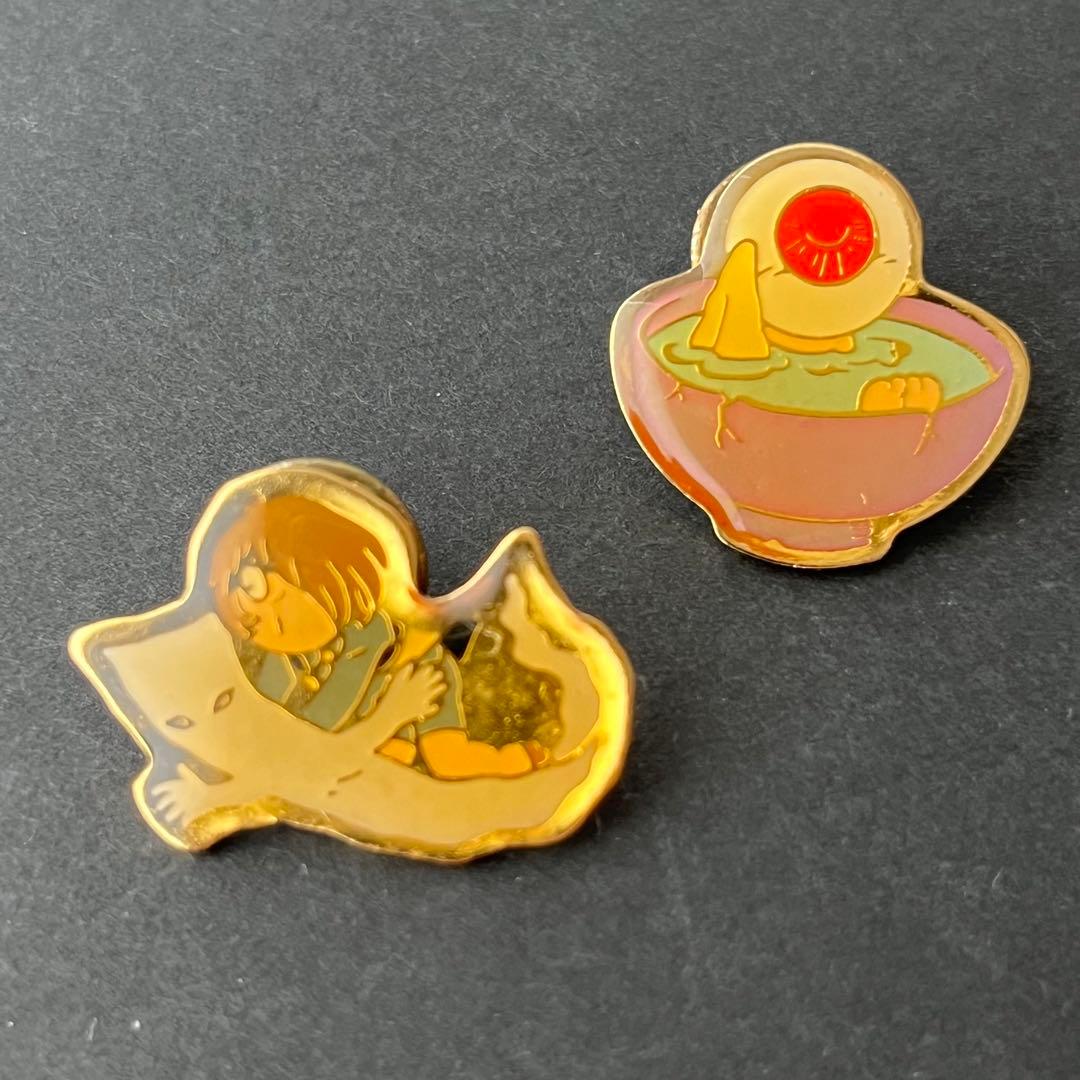 ゲゲゲの鬼太郎ピンバッジ、一反木綿に乗る鬼太郎、茶碗風呂に浸かる