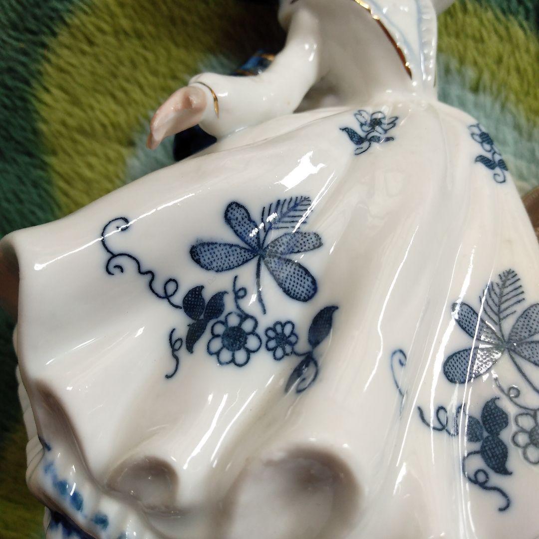 オルゴール　ハンドメイド　つやあり陶器　舞い踊るレディ　回転しながら奏でます