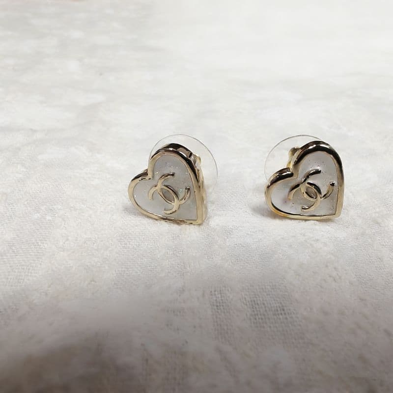 CHANEL ハート型ピアス