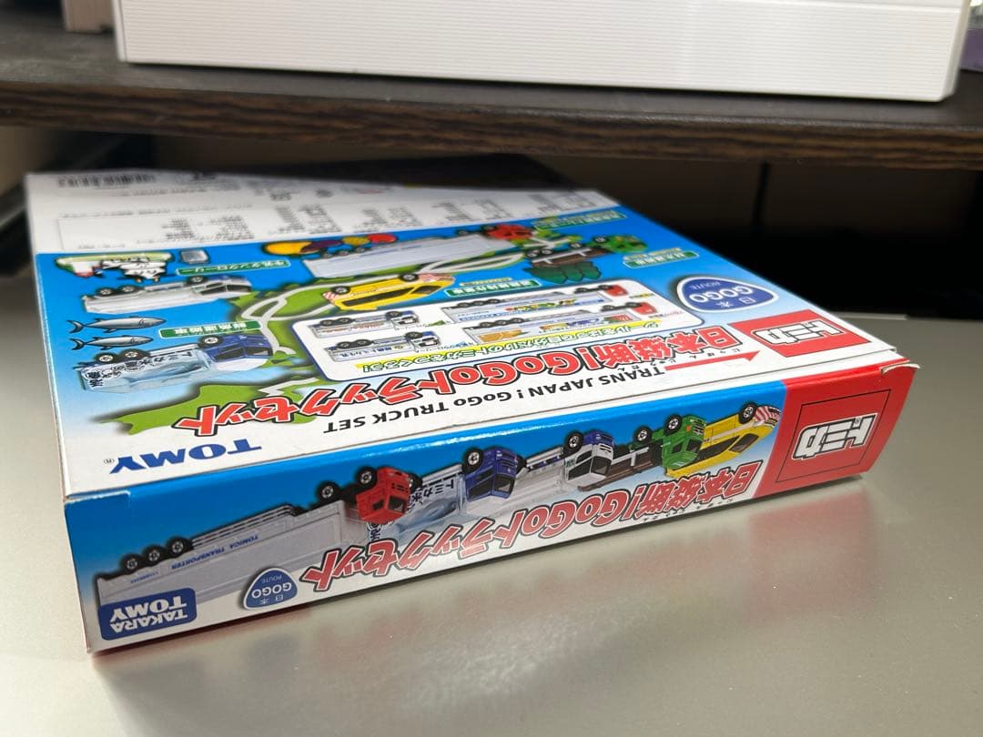 トミカ 日本縦断！GoGoトラックセット 、すいすいロードで遊ぼう