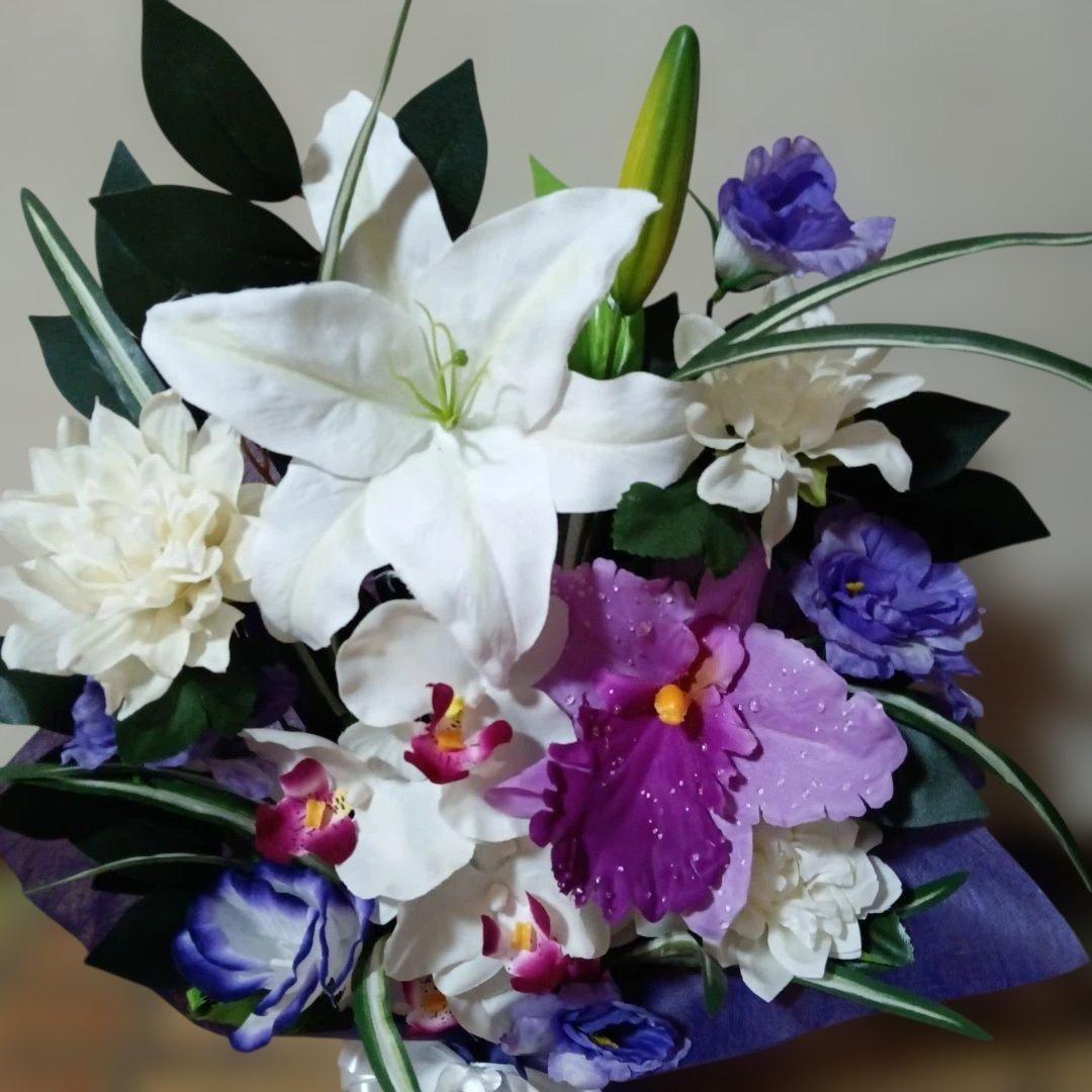 御供え花　仏花　造花アレンジ　白百合　カトレア　白赤胡蝶蘭　法事　お彼岸
