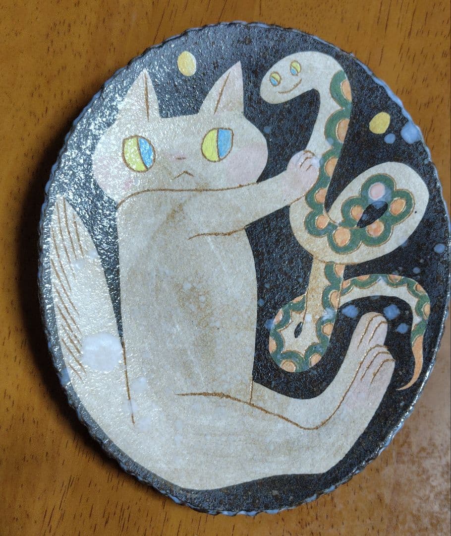 鹿児島睦さん　猫とヘビのお皿