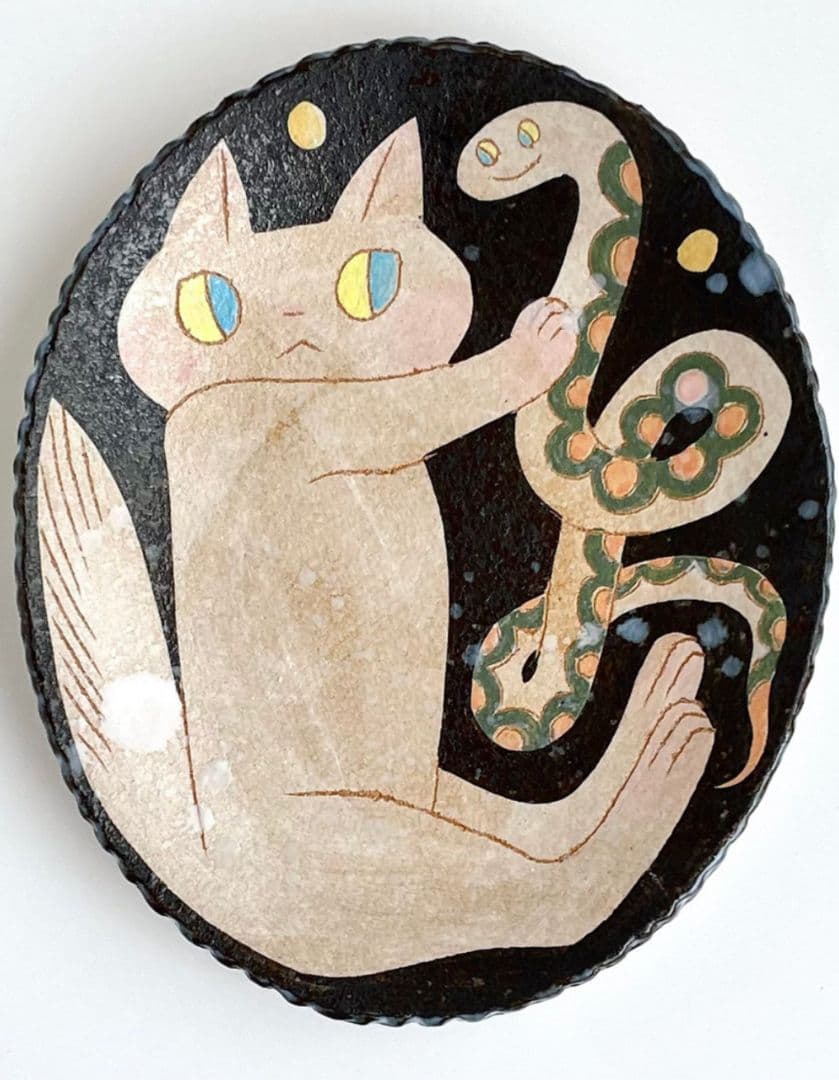 鹿児島睦さん　猫とヘビのお皿
