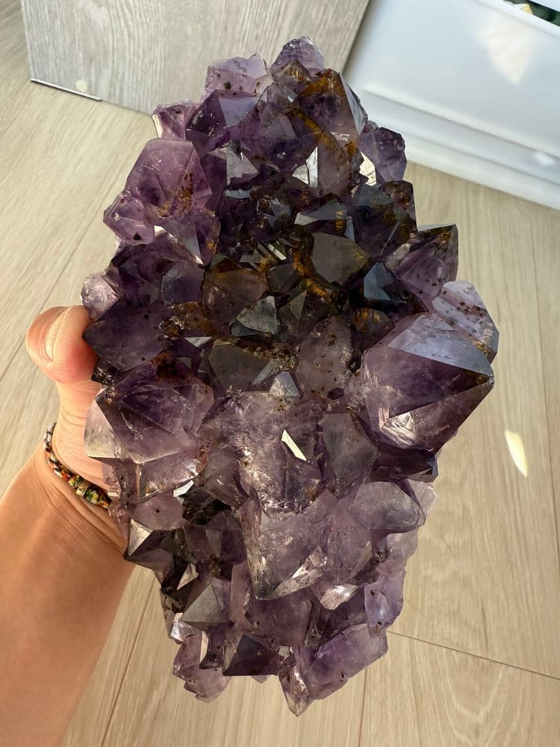 ✨特大・高品質✨台座付きアメジストクラスター⭐️タイチンルチルクォーツ入り