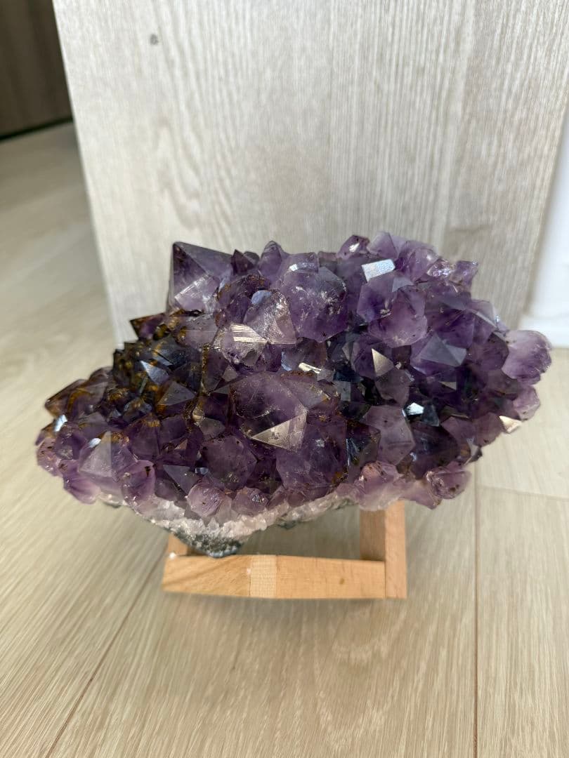 ✨特大・高品質✨台座付きアメジストクラスター⭐️タイチンルチルクォーツ入り