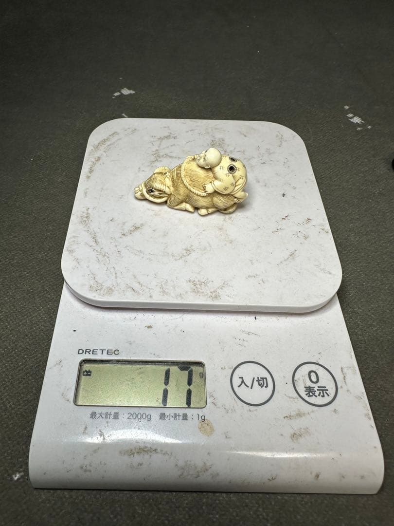 極上　根付　天然素材　アンティーク　骨董　飾り物　古美術　置物　細密細工　彫刻