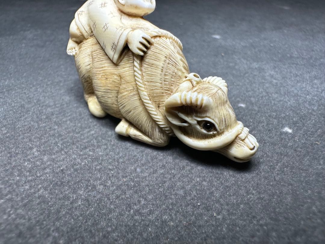 極上　根付　天然素材　アンティーク　骨董　飾り物　古美術　置物　細密細工　彫刻