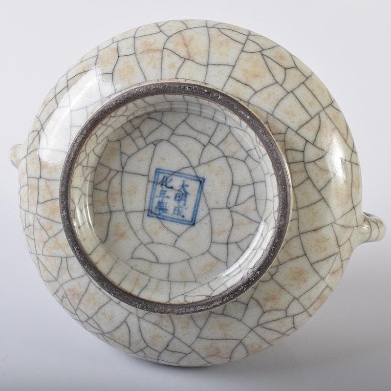中国 大明成化年製 哥窯 白磁 金糸鉄線 氷裂文 双耳香炉 M 7991E