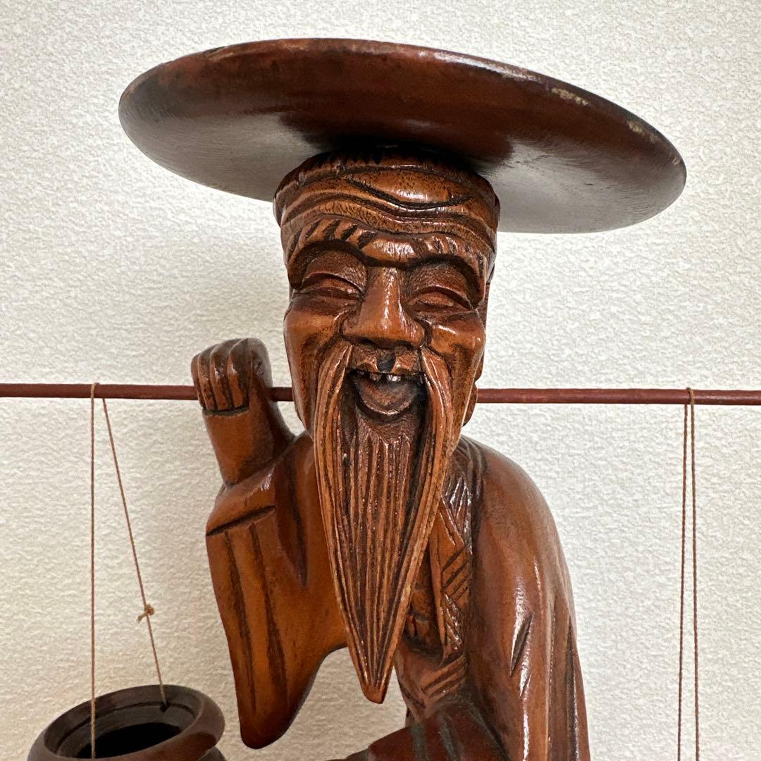 木彫り置物 天秤棒を担ぐ老人 下台付き - メルカリ