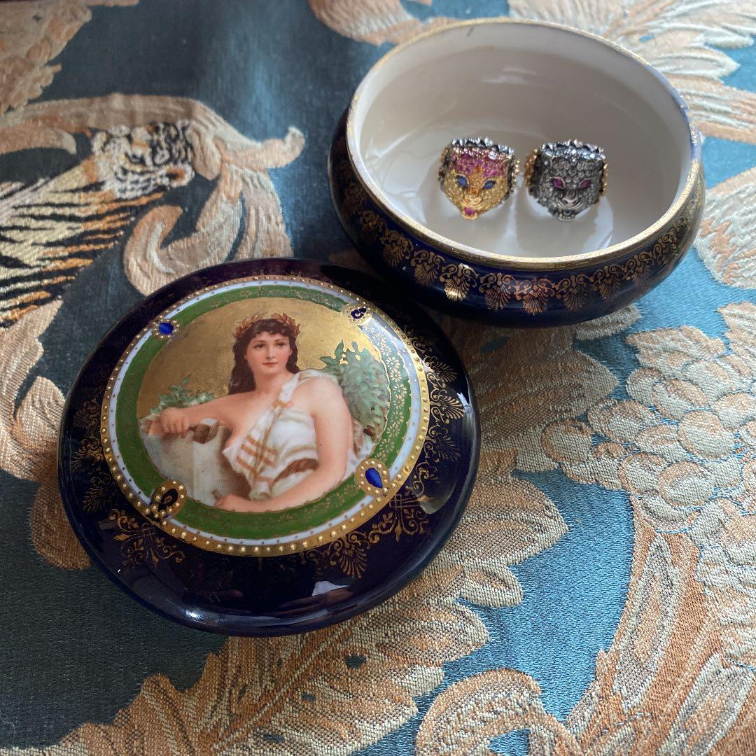 ロイヤルヴィエナ　蓋付女神紋小物入れ