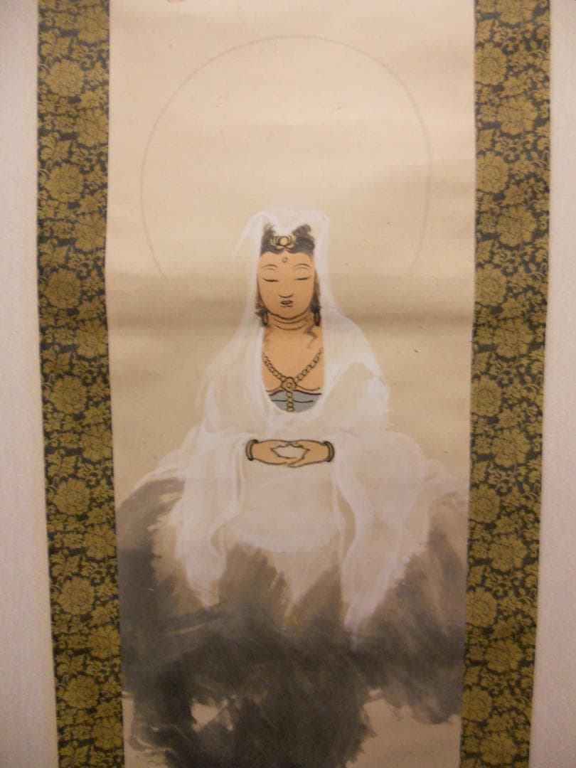 掛け軸 観世音菩薩 春峰 絹本 希少 軸装 掛軸 美品 です。