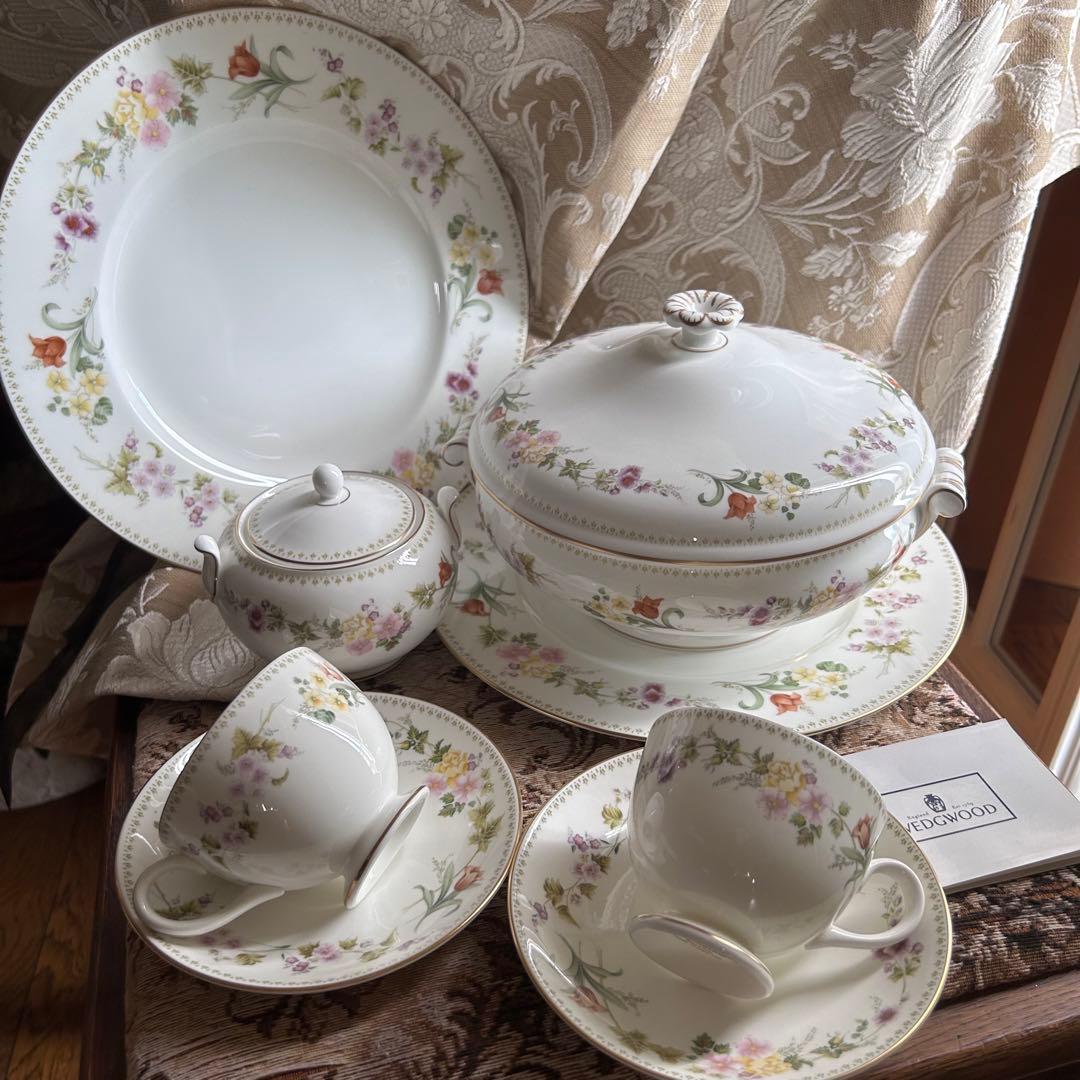 英国製 黒壺  MIRABELLE可憐な花柄カバードベジタブル