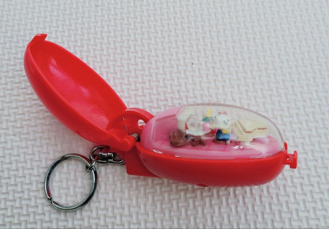 レトロ、ハローキティ、動くキーホルダー、ポケットクリッター - メルカリ