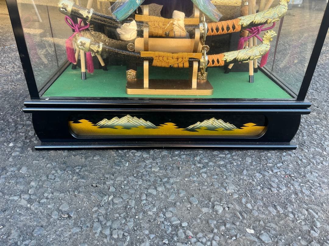 【中古】五月人形 兜飾り ガラスケース入り 武者飾り 日本伝統品