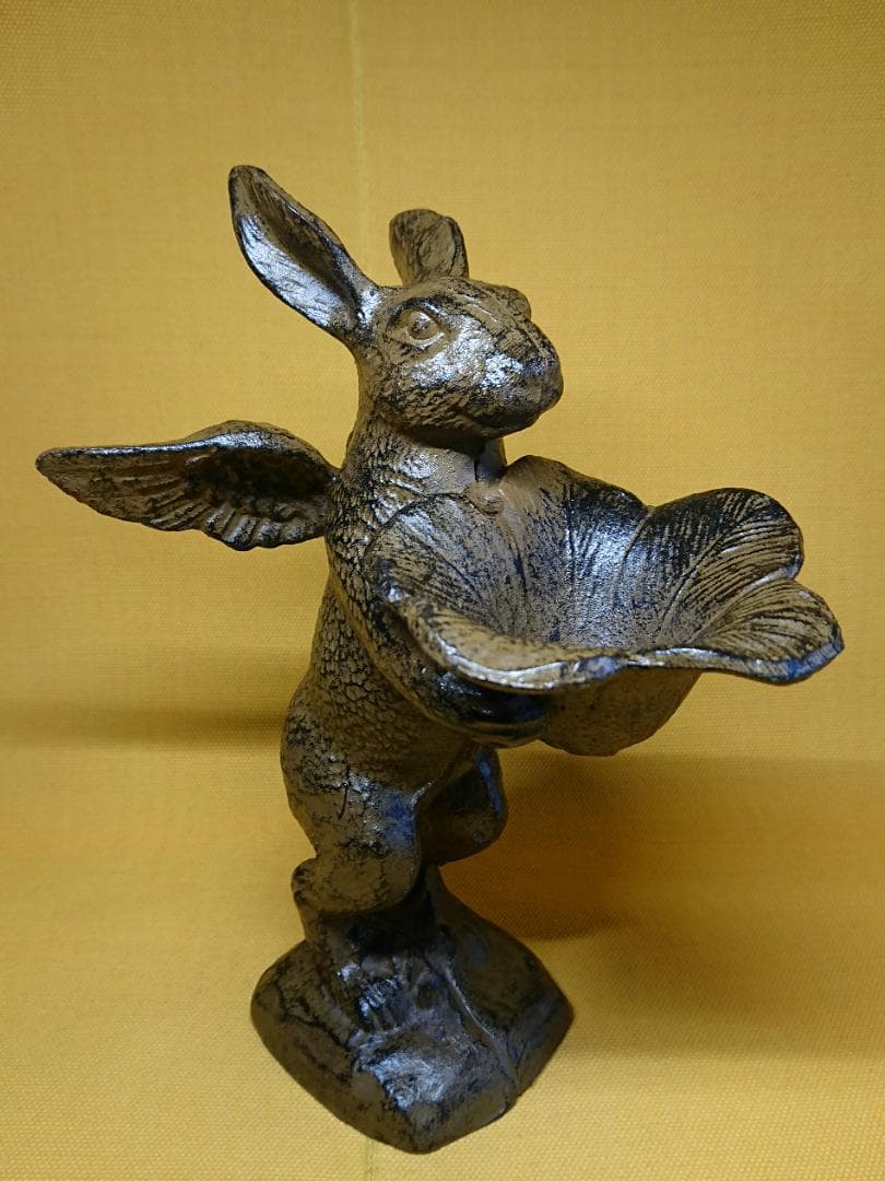 【美品】ウサギ　兎　天使　金属　置物　インテリア　工芸品　美術品　A3420