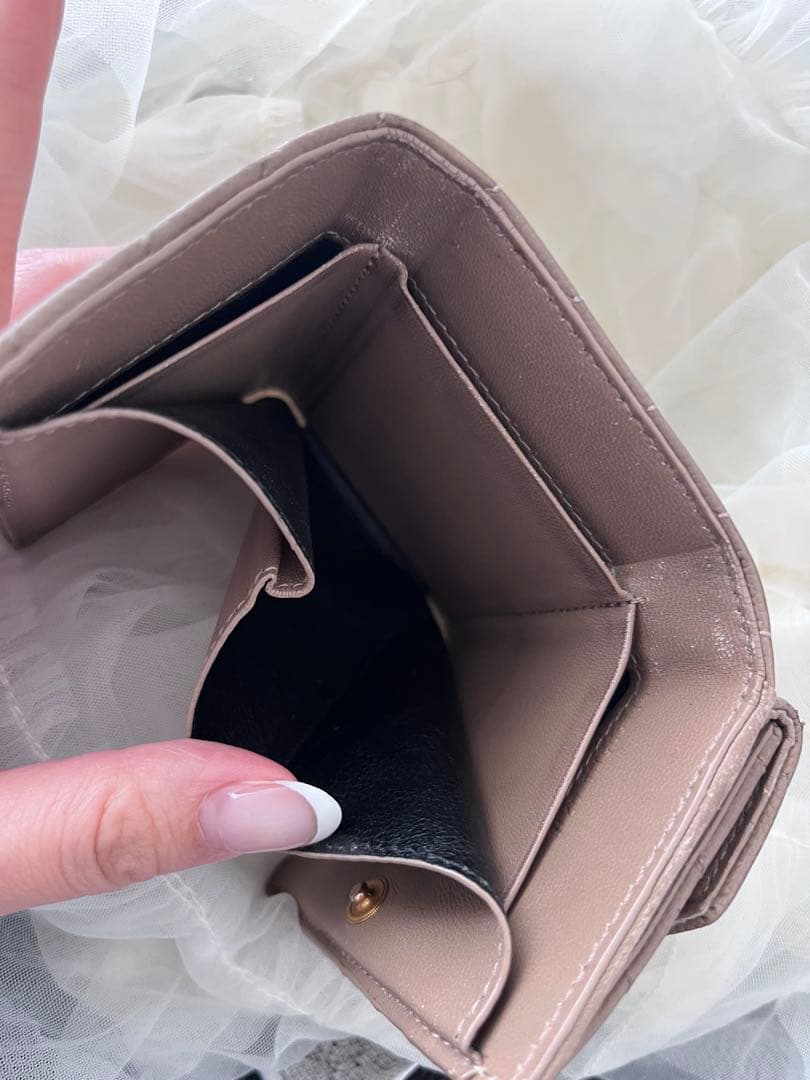 YSL ベージュ キルティング 三つ折り財布 箱、袋、保証書付き - メルカリ