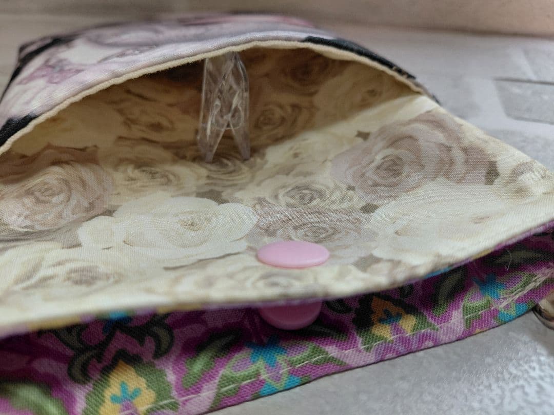 スマホポーチ　うさみみニット帽の女の子