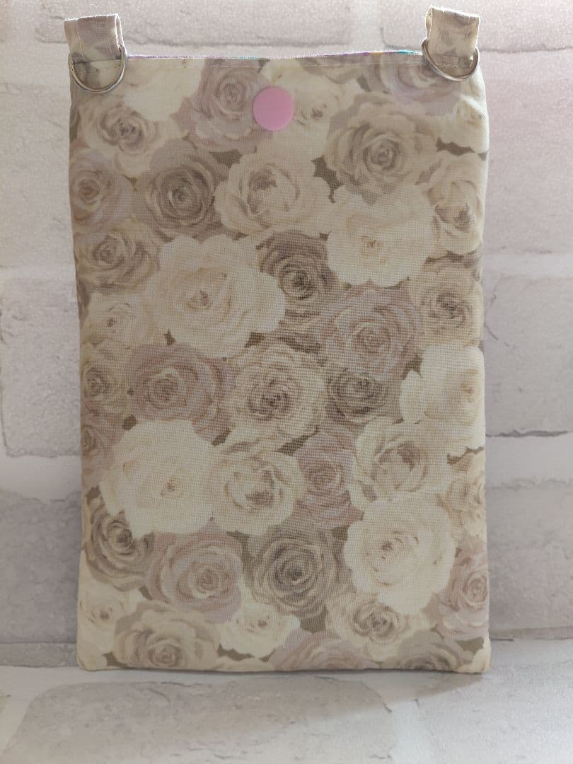 スマホポーチ　うさみみニット帽の女の子