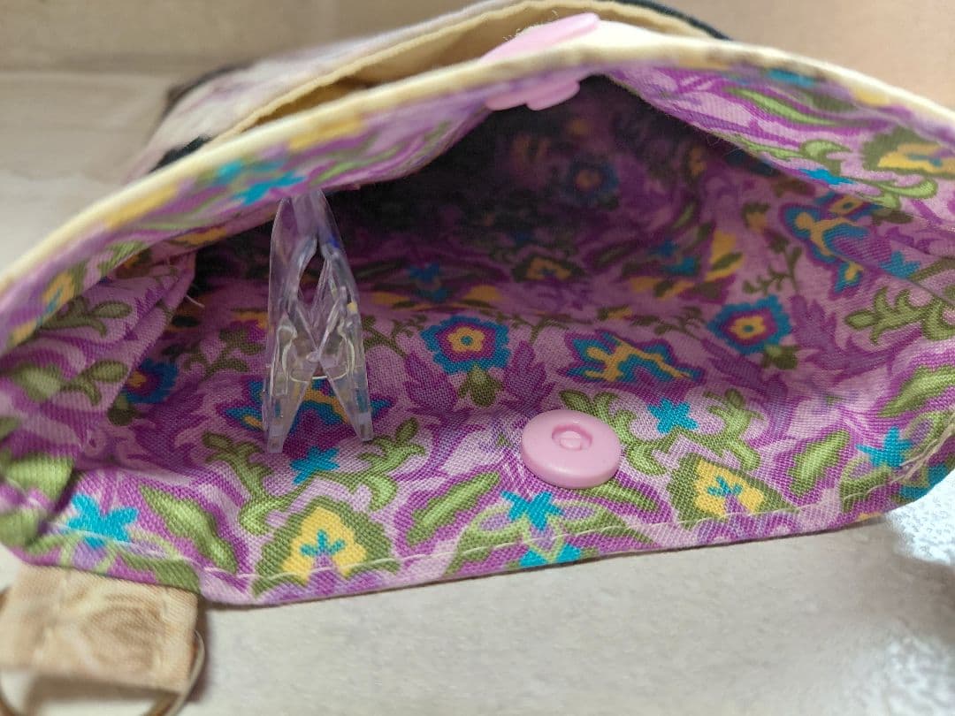 スマホポーチ　うさみみニット帽の女の子