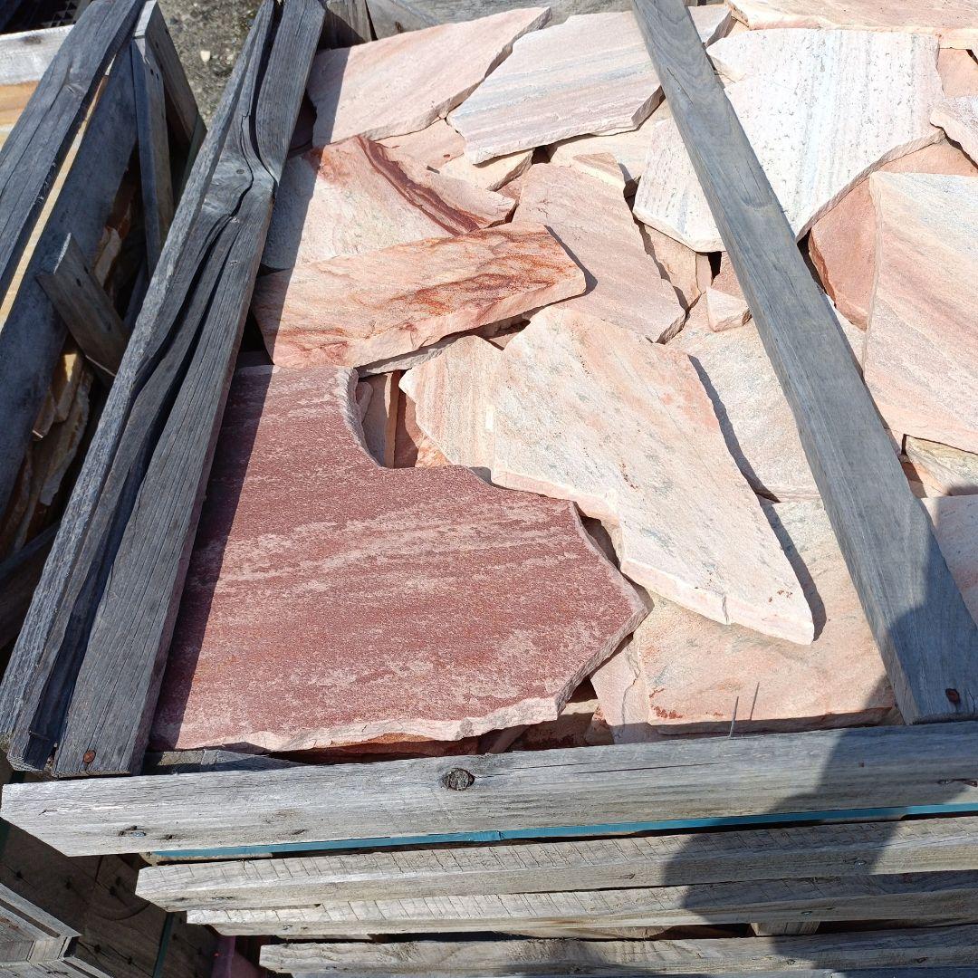 アルピノピンク乱張り石一箱１０平米入り １０段積み