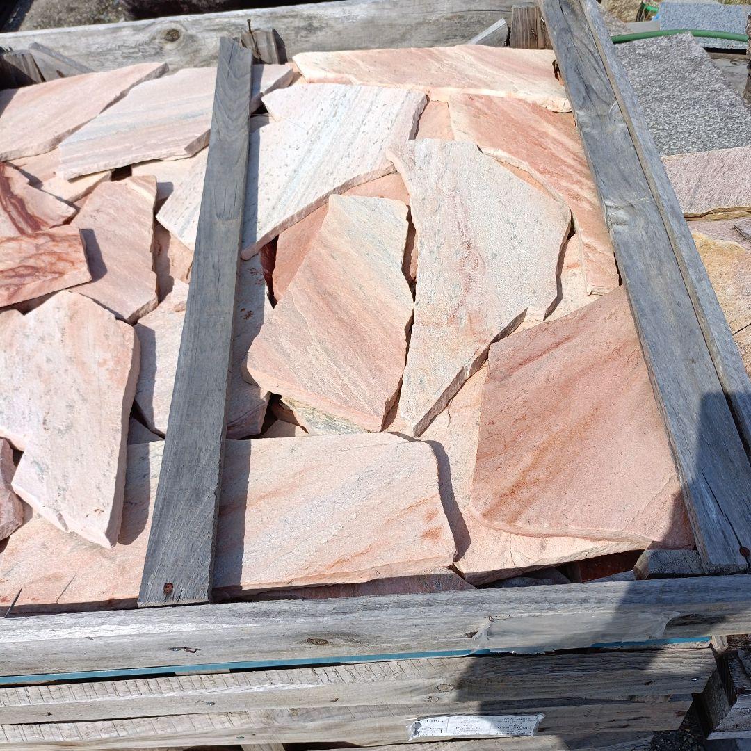 アルピノピンク乱張り石一箱１０平米入り １０段積み