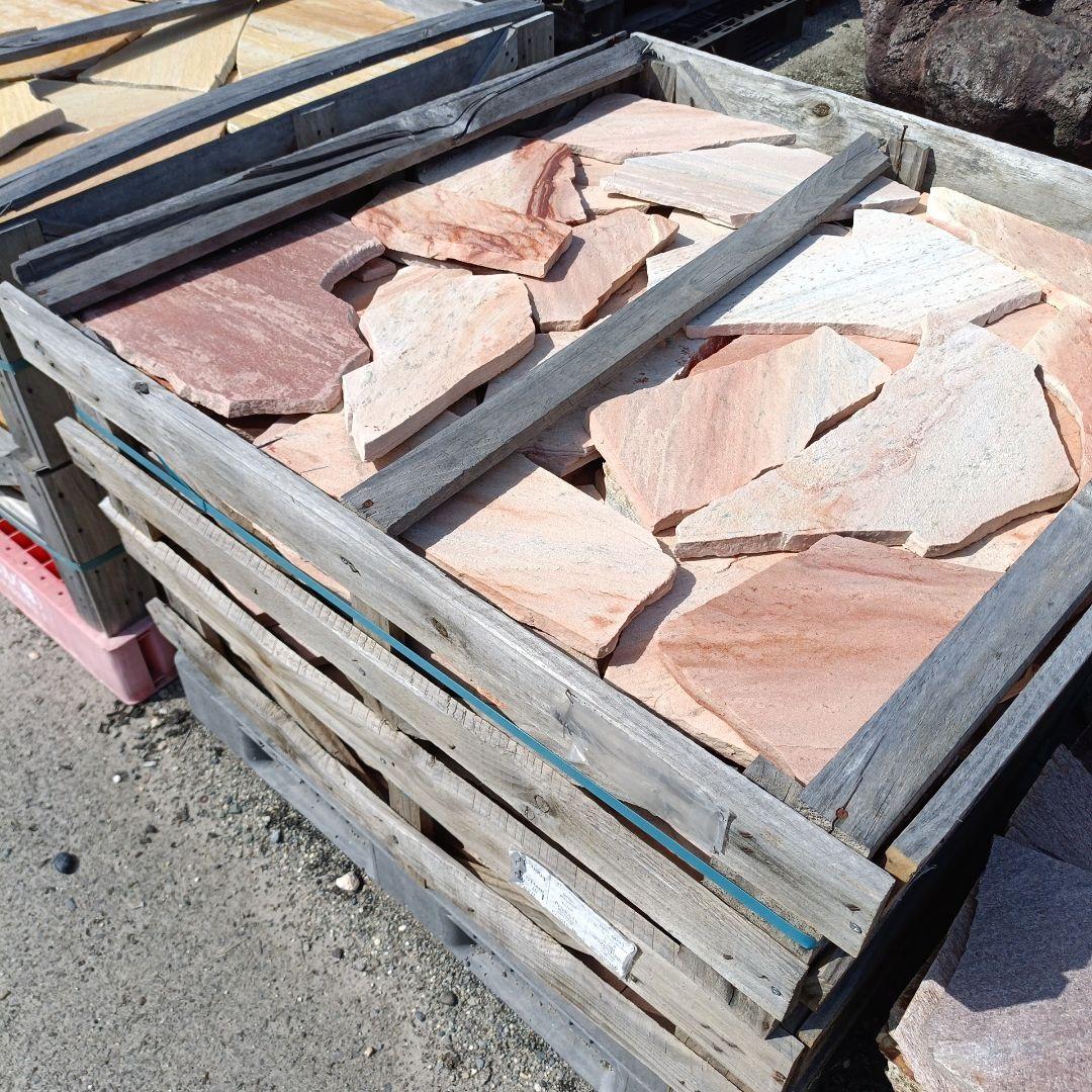 アルピノピンク乱張り石一箱１０平米入り １０段積み