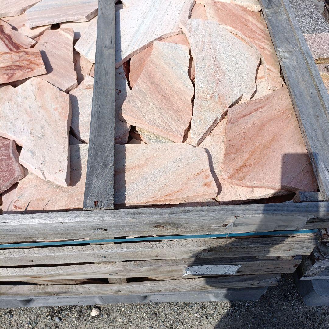 アルピノピンク乱張り石一箱１０平米入り １０段積み