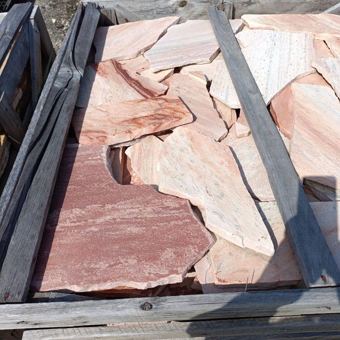 アルピノピンク乱張り石一箱１０平米入り １０段積み