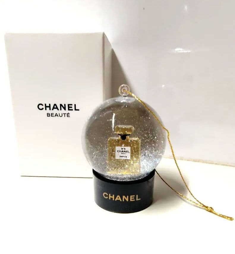 シャネル❤️2025ホリデー N°5 ミニチュア スノードーム - メルカリ