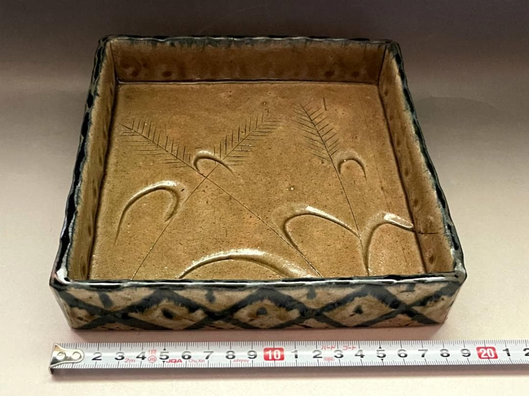 鉢□味わいのある古い角皿 谷辰 ススキの絵 四角鉢 平鉢