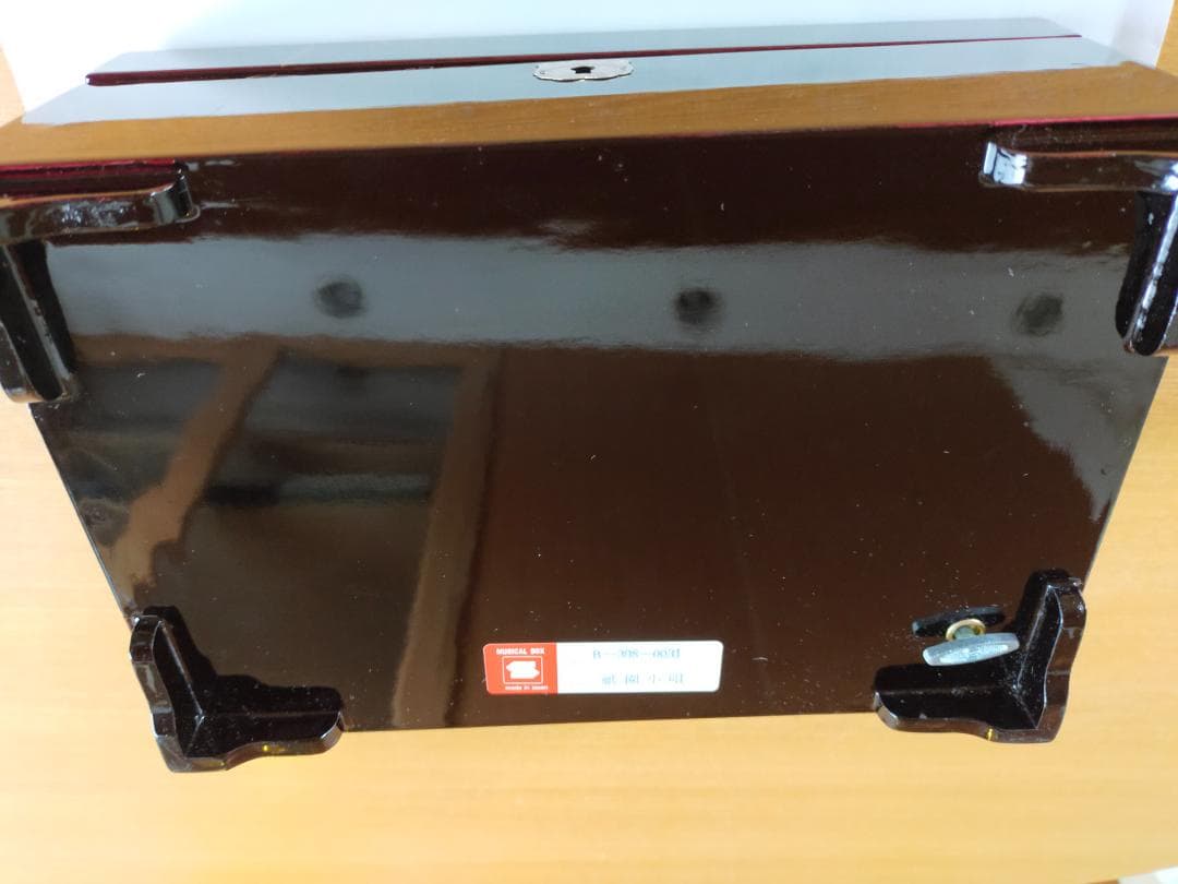 高級　木製　漆塗り 鍵付き宝石箱 オルゴール付き