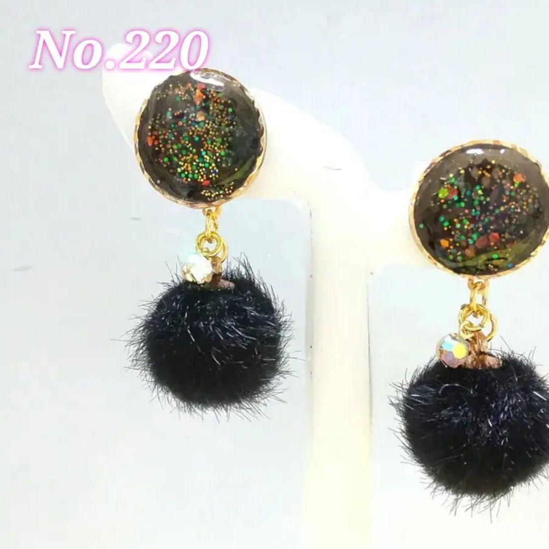 【220】フェイクファーのピアス／イヤリング