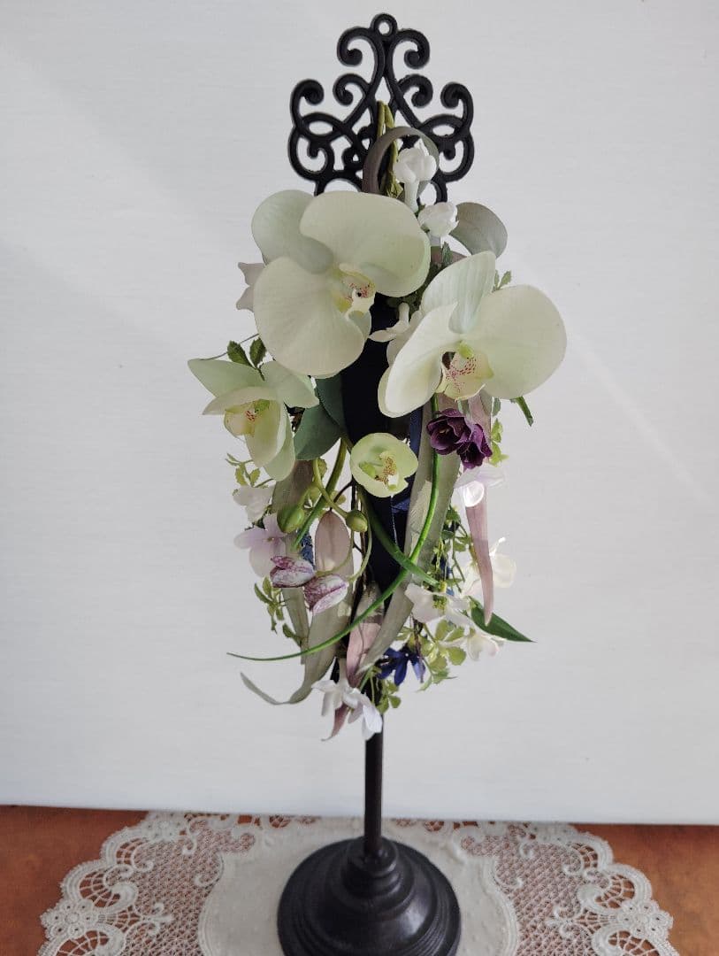 ホワイトアーティフィシャルフラワーアレンジメント　リース　スタンド付き 高さ62