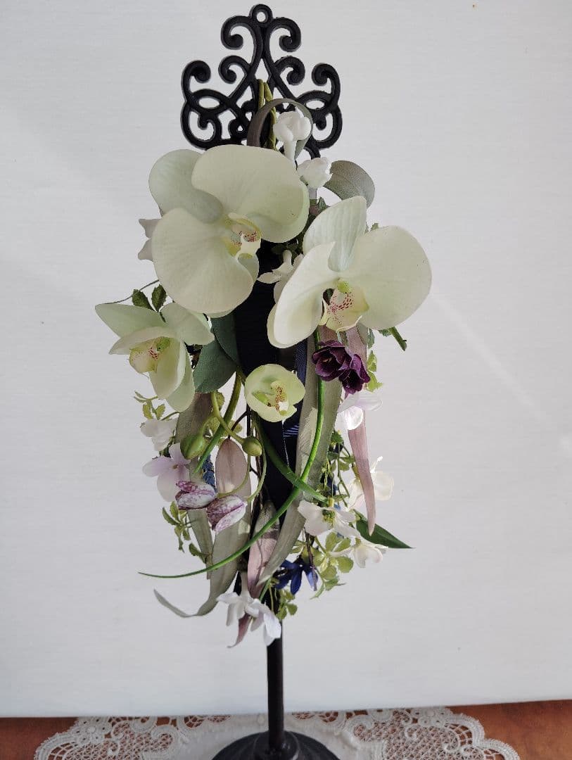 ホワイトアーティフィシャルフラワーアレンジメント　リース　スタンド付き 高さ62